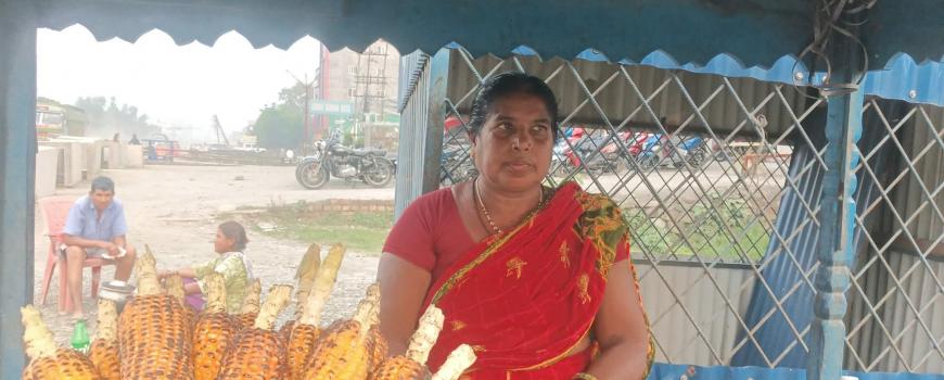 संघर्षमै जीवनः पोलेका मकै बेचेर सन्तानको भविष्य कोर्दै साहसी आमा शकुुन्तला